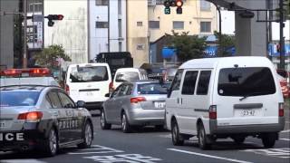 パトカーの目の前で黄色線を跨いで車線変更した違反車が検挙された瞬間