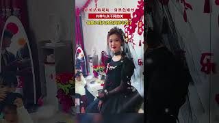 新娘結婚現場一身黑色婚紗，有種與眾不同的美。