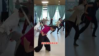 在这阳光环抱的教室里，剑舞流光！In this sunlit classroom, sword dance streamer!