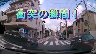 路地から出てきた車と衝突