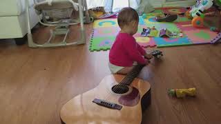 Bebe tocando la guitarra 🎸