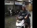 walau banjir warga tetap senang dan menghibur diri dengan bermain selancar di jalan raya😆😆😆