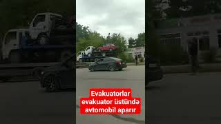 Evakuatorlar evakuator üstündə avtomobil aparır