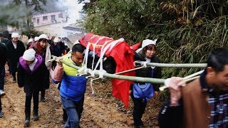 一首悲歌响起，2根竹竿就抬着老人的小棺材上山了，好心酸