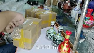 网友邮来的酒瓶一个大箱子里面装着小箱子，包装的真好The wine bottle mailed by the netizen has a small box in a large box