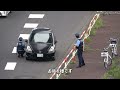 【ダメだこりゃ笑】自らの意思で止まる事が出来ないフィット運転手に対して警察官が強制停車の瞬間！