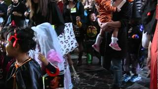 『川崎ハロウィン祭り２０１１、キッズパレードＡ組』の行進風景。2/2