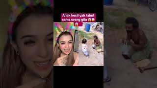 Adik kecil baik hati gak takut sama orang gila 😱‼️#shorts #viral