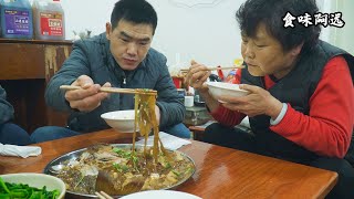 【食味阿远】阿远做家常鲤鱼炖粉条，配上米饭，老妈说粉条炖的入味儿，不赖 | Fish Stewed Vermicelli  | Shi Wei A Yuan