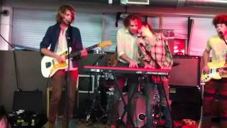 Pond Performing 'Fantastic Explosion Of Time' - Rough Trade