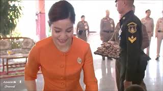 ในหลวงทรงพระกรุณาโปรดเกล้าฯ ให้นางธัญย์ชนก ฟักอุดม เชิญอาหารพระราชทานแก่เด็กและเยาวชน บ้านภูมิเวท