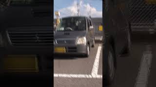 駐車場で仲間(トッポBJ)を見つけた