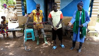 Les chasseurs de serpents sauvent des vies en Guinée