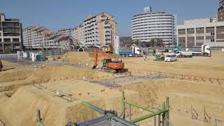 重機が大活躍（神戸市西神中央駅前）