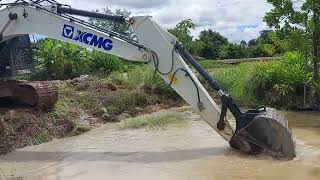 รถขุดสีขาวมุก มุดน้ำตักโคลน XCMG XE205D งานนี้เกือบหงาย เกือบจม excavator ep.9659