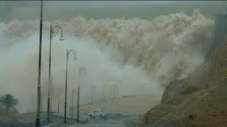 السعودية الآن!⚠️ طوفان كالجبال يفاجئ الناس! كل المياة في العالم ضربت مكة وجدة صارت بحر! لقطات مرعبة.