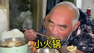 老汉一天工作14小时，送饮料送到半夜，赶紧吃个小火锅暖和一下！【爱笑老四叔】