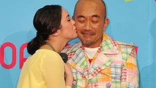 映画『くちづけ』会見で貫地谷しほりが竹中直人に感謝のキス！