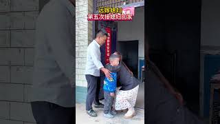 接远嫁媳妇回家 远嫁10年的姑娘，之前应一点小事小姑子联合婆婆欺负她赶她出门，他不好意思回老家居住，只好来姐姐家住，姐姐知道事情经过后很生气，不认老公怎么道歉，姐