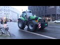 protestkorso der landwirte mit traktoren in berlin