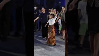 Little Dolma Tibetan dance with singing and dancing Tibetan girls Tibetan Guozhuang dance