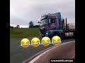 Un routier fait le tour du rond point en montrant son nouveau klaxon ! 😂😂😂