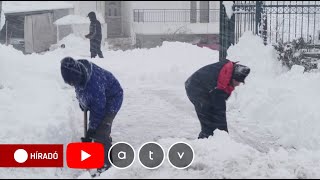 A rendkívüli havazás okoz fennakadásokat világszerte