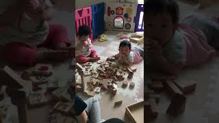 積み木で遊ぶ双子の赤ちゃんtwin babies playing with wood