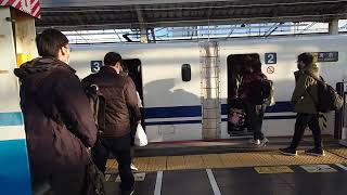 【2022年年末年始Uターンラッシュ混雑こわ始まった岡山駅】のぞみ168号自由席待機列は比較的短めだったが発車メロディーが鳴り始めても急いで乗車する方もいて完璧に乗車させてから発車/1月2日撮影