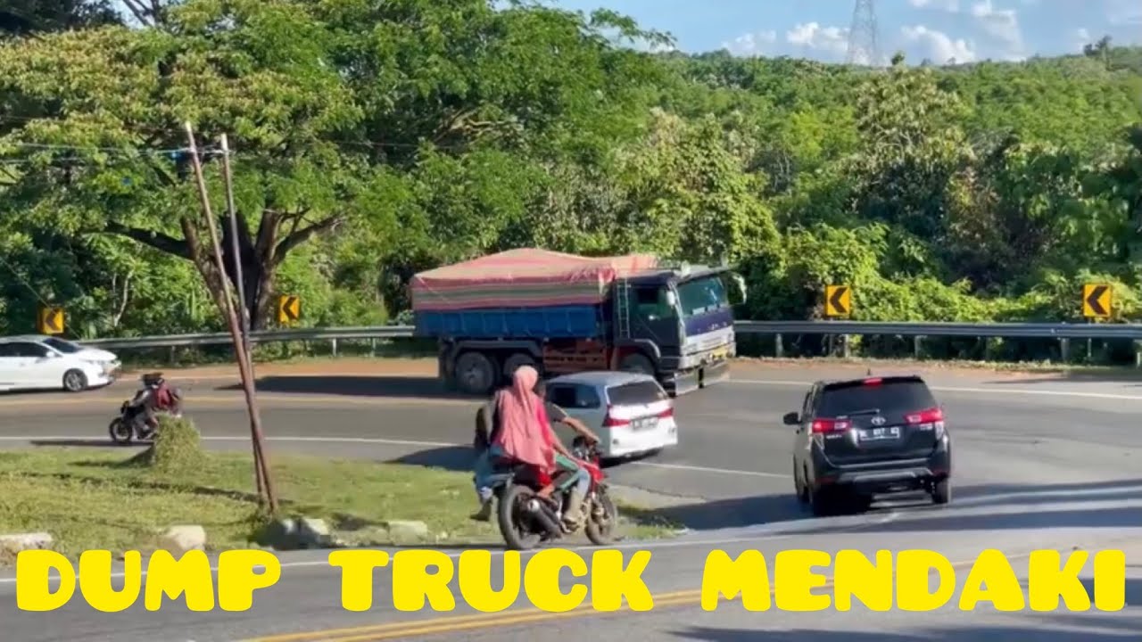 Truck Melewati Tikungan Tajam Mendaki Terjal Dan Menurun Pegunungan ...