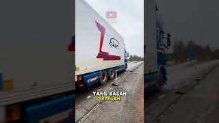 Truk melintas di jalan yang basah