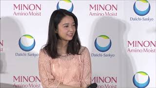 上白石萌音さん、お笑い好きを明かす！「ミノン・ミノン アミノモイスト新 CM 発表会」フル動画