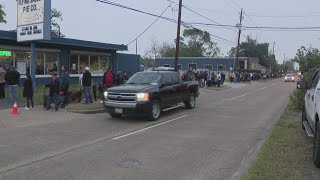 100s of people line up for pies at Flying Saucer, House of Pies in Houston