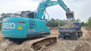 ตักเต็มอุ้มทุกรอบ kobelco sk140lc-11 หน้าฝนพอมีงานใส่ดั้มไปถมที่ชมไปบ่นไป excavator and truck