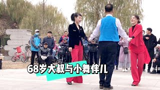 68岁大叔发退休金了，与小舞伴们齐聚云天热舞《爱江山更爱美人》