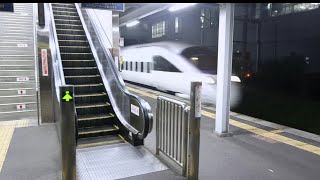 下曽根駅構内のエスカレーター 日立