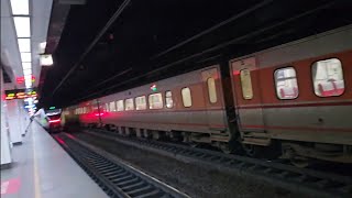 1218次苗栗發車開往基隆銀綠色微笑號EMU900型十輛一編組EMU939區間車，和139次七堵發車經由山線開往潮州PPE1030單電豬PP電頭+十二節PP車廂+PPE1031單電豬PP電頭PP自強號