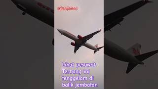 Lihat pesawat terbang ini tenggelam di  jembatan segera Landing di Bandara Soetta CGK #feedshorts