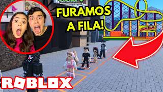 FURAMOS A FILA DA MONTANHA RUSSA!! DEU TRETA!!! Highest Roller Coaster Line Simulator - ROBLOX