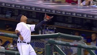 KC@DET: Miggy makes a nice catch near the dugout