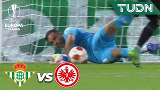 ¡LO TAPÓ! Claudio Bravo ataja penal | Betis 1-2 Frankfurt | UEFA Europa League - 8vos | TUDN