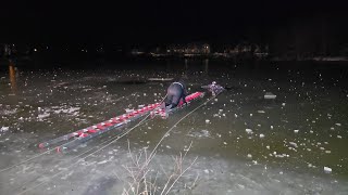 Person bricht in Eis ein. Einsatzkräfte der Feuerwehr proben den Ernstfall