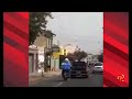 Motociclista tenta chutar carro e cai em Paraíso