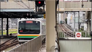 JR湘南新宿ラインと埼京線がほぼ同時に入線するシーン