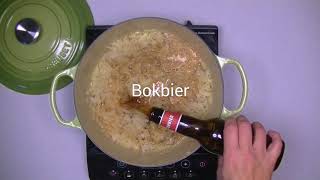 Zuurkoolschotel in bokbier met appel, spek en rookworst