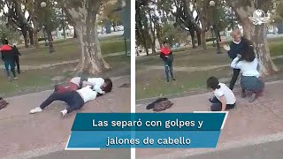 Mujer separa a cachetadas a dos estudiantes que estaban peleando en un parque