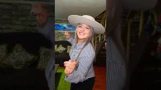 Scarlett Navarrete Bailando El Parrandero - Un hombre Soltero - Los Flores de Rucalhue