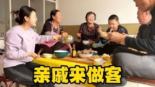 今天二姑来家里做客许久不见，老妈给烙馅饼我给炖羊肉一家人叙旧