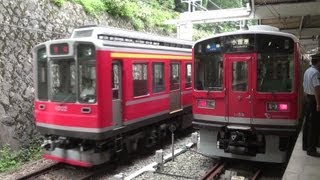 箱根湯本駅での小田急1000形（各停）と箱根登山鉄道1000型（回送）の並び