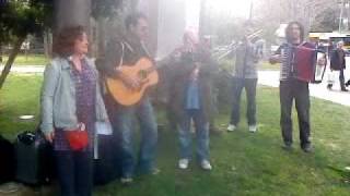 Η Τάνια Τσανακλίδου τραγουδάει στο δρόμο!